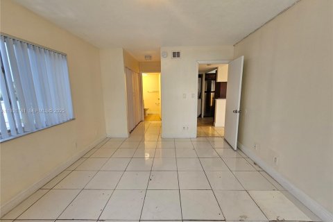 Condominio en venta en Tamarac, Florida, 1 dormitorio, 57.13 m2 № 1990197 - foto 16