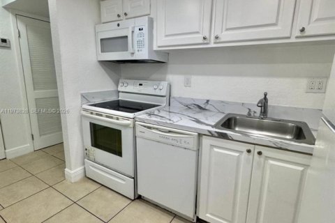 Condominio en alquiler en North Miami, Florida, 1 dormitorio, 62.89 m2 № 2033369 - foto 2