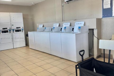 Condominio en alquiler en North Miami, Florida, 1 dormitorio, 62.89 m2 № 2033369 - foto 16