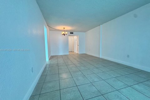Condominio en alquiler en North Miami, Florida, 1 dormitorio, 62.89 m2 № 2033369 - foto 5