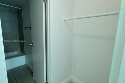 Condominio en alquiler en North Miami, Florida, 1 dormitorio, 62.89 m2 № 2033369 - foto 12