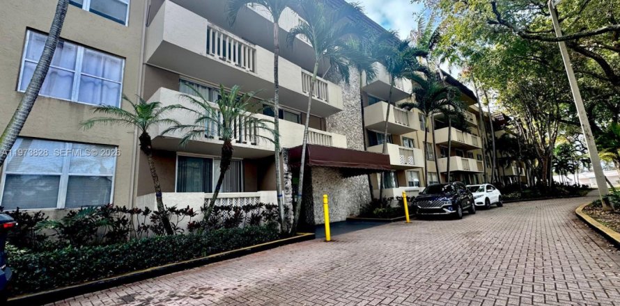 Condominio en North Miami, Florida, 1 dormitorio  № 2033369