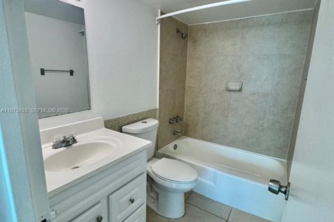 Condominio en alquiler en North Miami, Florida, 1 dormitorio, 62.89 m2 № 2033369 - foto 14