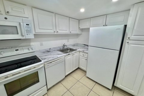 Condominio en alquiler en North Miami, Florida, 1 dormitorio, 62.89 m2 № 2033369 - foto 3