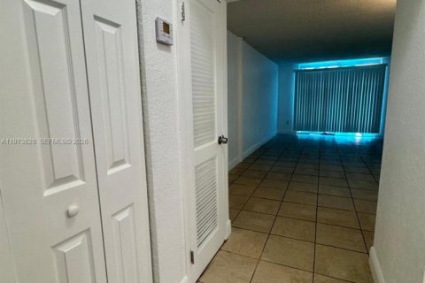 Condominio en alquiler en North Miami, Florida, 1 dormitorio, 62.89 m2 № 2033369 - foto 4