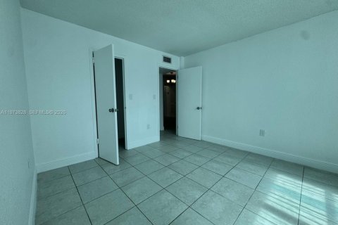 Condominio en alquiler en North Miami, Florida, 1 dormitorio, 62.89 m2 № 2033369 - foto 11