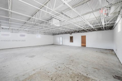 Commercial property in Hollywood, Florida № 1992677 - photo 16
