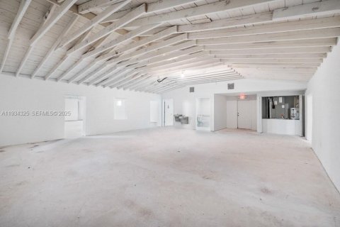 Commercial property in Hollywood, Florida № 1992677 - photo 12