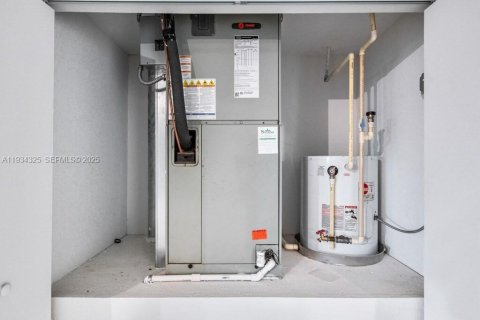 Commercial property in Hollywood, Florida № 1992677 - photo 11