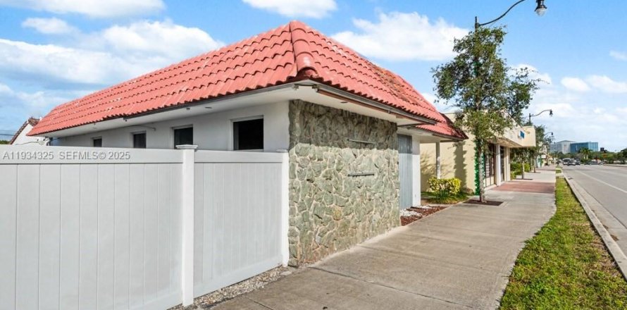 Commercial property in Hollywood, Florida № 1992677