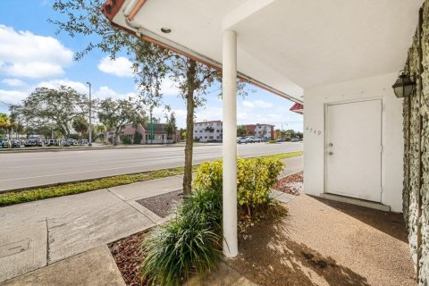 Commercial property in Hollywood, Florida № 1992677 - photo 2