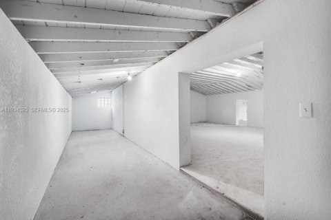 Commercial property in Hollywood, Florida № 1992677 - photo 7