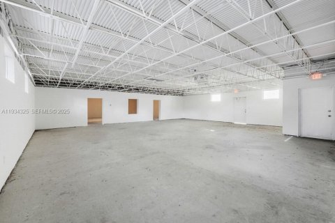 Commercial property in Hollywood, Florida № 1992677 - photo 14