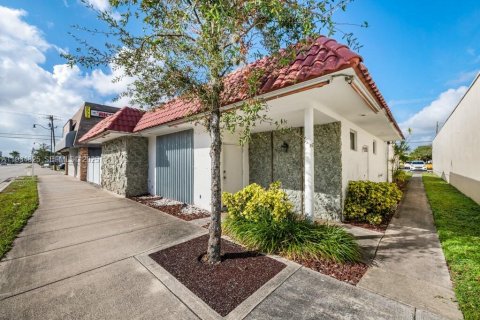 Commercial property in Hollywood, Florida № 1992677 - photo 4