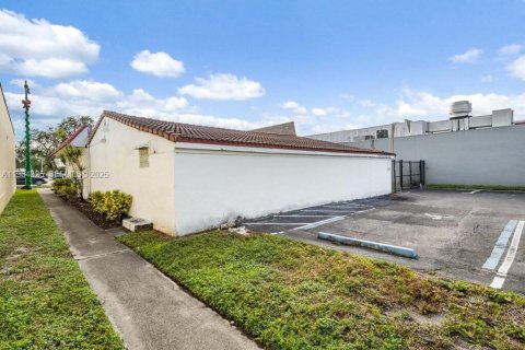 Commercial property in Hollywood, Florida № 1992677 - photo 6