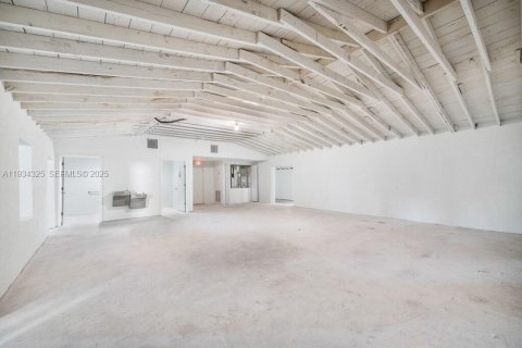 Commercial property in Hollywood, Florida № 1992677 - photo 13