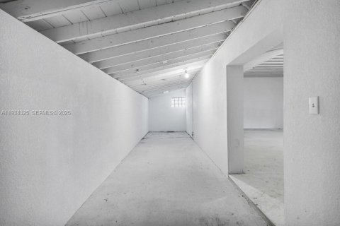 Commercial property in Hollywood, Florida № 1992677 - photo 8