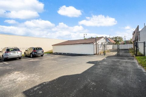 Commercial property in Hollywood, Florida № 1992677 - photo 5