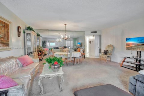 Condominio en venta en Lauderhill, Florida, 1 dormitorio, 97.27 m2 № 1693199 - foto 2