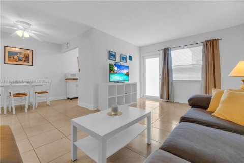Купить кондоминиум в Холливуд, Флорида 1 спальня, 73.02м2, № 1930477 - фото 1
