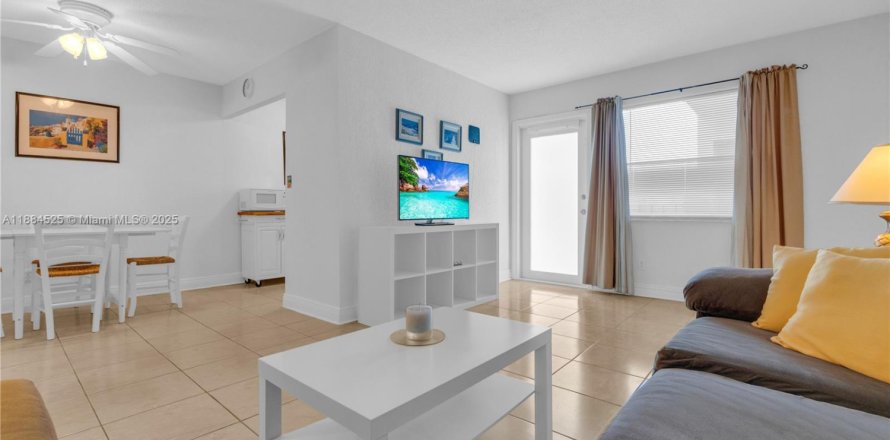 Кондоминиум с 1 спальней в Холливуд, Флорида № 1930477