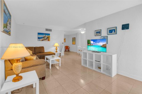 Купить кондоминиум в Холливуд, Флорида 1 спальня, 73.02м2, № 1930477 - фото 2