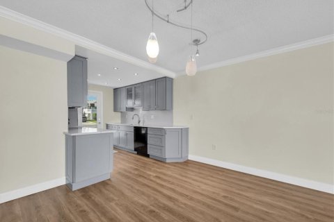 Condo in Treasure Island, Florida, 2 bedrooms  № 1853183 - photo 10