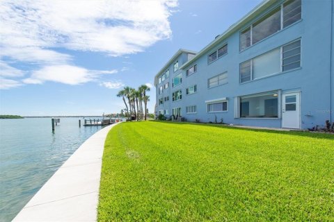 Condo in Treasure Island, Florida, 2 bedrooms  № 1853183 - photo 29