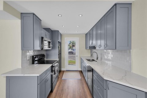Condo in Treasure Island, Florida, 2 bedrooms  № 1853183 - photo 12