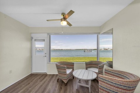 Condo in Treasure Island, Florida, 2 bedrooms  № 1853183 - photo 15