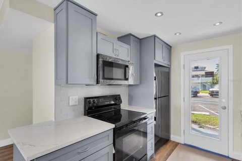 Condo in Treasure Island, Florida, 2 bedrooms  № 1853183 - photo 14