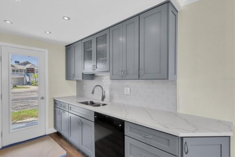 Condo in Treasure Island, Florida, 2 bedrooms  № 1853183 - photo 13