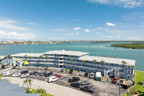 Condo in Treasure Island, Florida, 2 bedrooms  № 1853183 - photo 3