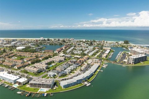 Condo in Treasure Island, Florida, 2 bedrooms  № 1853183 - photo 1