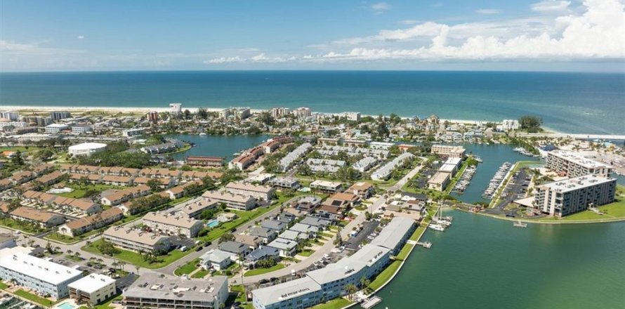 Condo in Treasure Island, Florida, 2 bedrooms  № 1853183