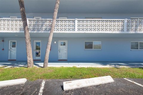 Condo in Treasure Island, Florida, 2 bedrooms  № 1853183 - photo 4