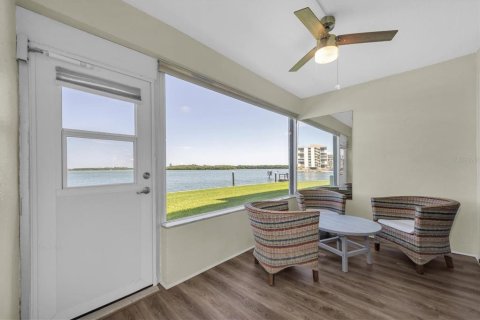 Condo in Treasure Island, Florida, 2 bedrooms  № 1853183 - photo 17