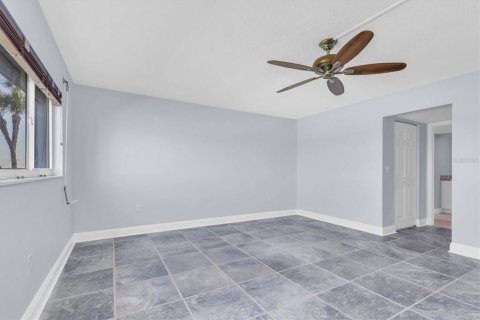 Condo in Treasure Island, Florida, 2 bedrooms  № 1853183 - photo 20