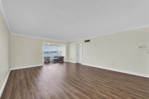 Condo in Treasure Island, Florida, 2 bedrooms  № 1853183 - photo 6