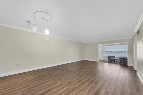 Condo in Treasure Island, Florida, 2 bedrooms  № 1853183 - photo 5