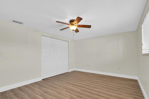 Condo in Treasure Island, Florida, 2 bedrooms  № 1853183 - photo 27