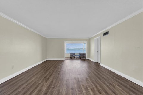 Condo in Treasure Island, Florida, 2 bedrooms  № 1853183 - photo 9