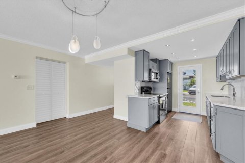 Condo in Treasure Island, Florida, 2 bedrooms  № 1853183 - photo 11
