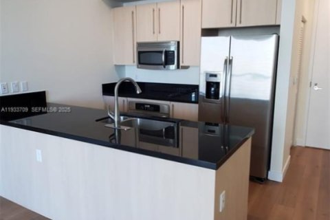 Condominio en alquiler en Miami, Florida, 1 dormitorio, 65.5 m2 № 1991990 - foto 3