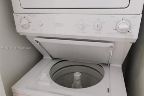 Condominio en alquiler en Miami, Florida, 1 dormitorio, 65.5 m2 № 1991990 - foto 9