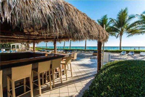 Condo in Hollywood, Florida, 1 bedroom  № 2152922 - photo 29