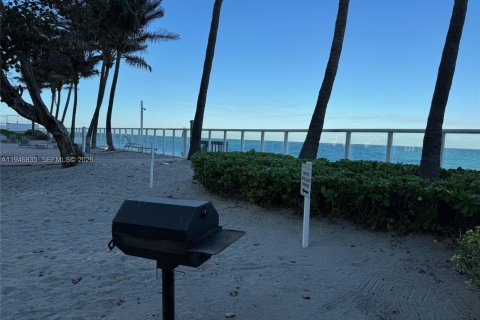 Condo in Hollywood, Florida, 1 bedroom  № 2152922 - photo 21
