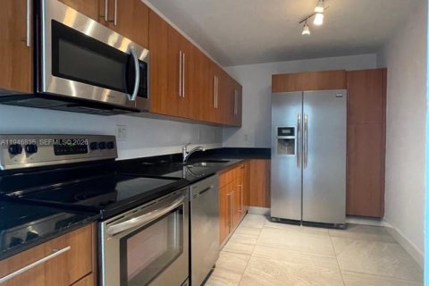 Condo in Hollywood, Florida, 1 bedroom  № 2152922 - photo 7