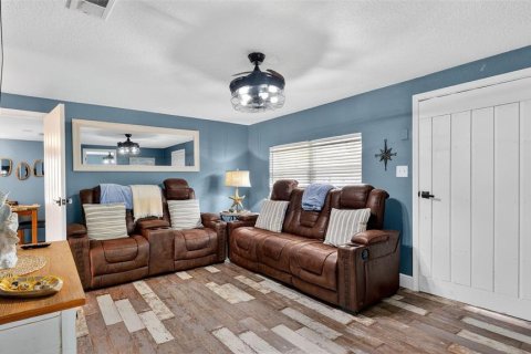 House in Weeki Wachee, Florida 3 bedrooms, 84.73 sq.m. № 2238954 - photo 13