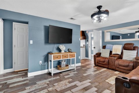 House in Weeki Wachee, Florida 3 bedrooms, 84.73 sq.m. № 2238954 - photo 12